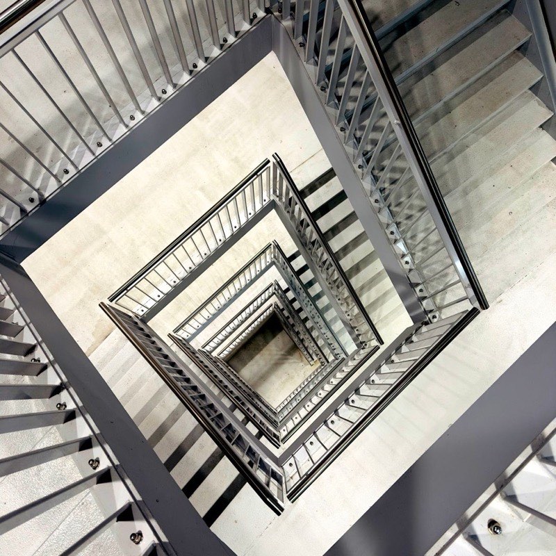 Cubo de escaleras de una torre en obra